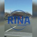 Uznemirujuće scene na auto-putu: Vozači nisu hteli da čekaju zbog nezgode - krenuli da voze u suprotnom smeru (FOTO)(VIDEO)