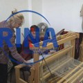 Nesvakidašnja slika: Ana Brnabić sela za stari razboj u Bajinoj Bašti - tradicionalno tkanje moramo sačuvati