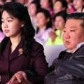 "Vidi šta tata ima" Kim Džong Un vodio ćerku (13) na vojnu vežbu: Zajedno gledali lansiranje raketa (foto)