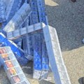 (Foto/video) Zaplenjeno skoro 2.000 paklica na Preševu: Cigarete bile skrivene u tabureima i prostoru za klima-uređaj