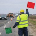 VOZAČI OPREZ – Radovi na delu državnog puta! Na snazi naizmenično propuštanje vozila! Radovi na putu!