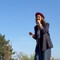 Zaustavila Pariz: Maryana Katić zapevala hit Dragane Mirković na Montmartreu, pogledajte šta se desilo (video)