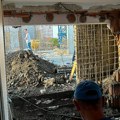 VIDEO: Urušio se zid na zgradi u Novom Sadu, beton se izlio porodici u stan