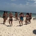 (Foto, video) Srbi zapalili plažu u Tunisu: Čim su začuli kolo, nastala je scena za pamćenje