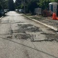 Krater do kratera i uništen kolovoz kod gradilišta u Durlanu