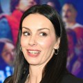 Sloboda Mićalović u vreloj uskoj dekoltiranoj haljini pomutila razum muškarcima: Pozirala u sumrak, a šlic i prorez na grudima…