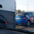 Velika gužva ka Pančevačkom mostu, u smeru ka Beogradu: Sudarili se kamion i auto