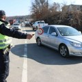 Bahati vozač u Čačku: Dao pun gas kako bi pretekao vozilo na punoj liniji, saobraćajna policija reagovala