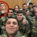 Beč: Austrijski vojnik pokazuje „albanskog orla“ (foto)