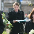 Bolne scene na sahrani Milovana Glogovca! Supruga i sin slavnog glumca slomljeni od bola, u rukama nose bele ruže