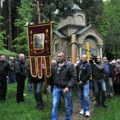 Voštanice za bolji rod na njivi: Po tradiciji "ratarske sveće" donete u manastir Tronošu