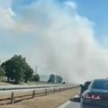 Ogroman požar bukti na: Auto-putu Niš - Merošina Gust dim smanjuje vidljivost, saobraćaj skoro potpuno obustavljen (video)