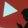 YouTube koristi novi trik da bi vas primorao da platite pretplatu. Crna maska skriva dugme za preskakanje reklama, a internet…