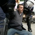 Demonstranti pokušavaju da spreče uklanjanje šina sa Starog savskog mosta, priveden Savo Manojlović