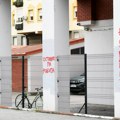 Prostorije SNS u Novom Sadu ponovo ispisane crvenom farbom