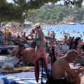 Snimio kako je trenutno na plaži u Makarskoj pa izazvao lavinu komentara: "Paradajz i pašteta. Nema dalje"!