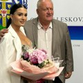 Gradonačelnik dočekao Zoranu Mićanović: Ona u brutalnom miniću, po njoj kristali, a dekolte nikad "jači"