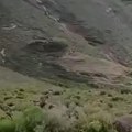 (Video) Rukama kopaju zemlju da izvuku tela svojih rođaka: Zbog razornog klizišta celo selo sravnjeno: Poginulo oko 1.000 ljudi…