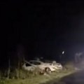 Teška nesreća kod Jagodine: Dva automobila se zakucala u traktor sa neosvetljenom prikolicom: Vozila završila pored puta…