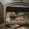 Ne bacajte pepeo iz peći ili kamina: Postoji najmanje 6 načina kako da ga ponovo iskoristite
