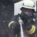 Zapalila se baraka na Novom Beogradu: 9 vatrogasaca se bori sa vatrom