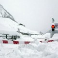 Voz iskočio iz šina zbog lavine u Švajcarskoj, sumnja se da ima više povređenih