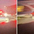 Снимак да претрнеш! Аутомобил на прузи, а иде воз: "Извукао се у последњи час, а онда бициклисткиња!"