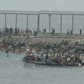 Шпанија ц́е распоредити војску за ред у Сеути након што су хиљаде људи прешле границу