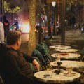 Par uživa u piću dok iza njih "bukte" neredi u Parizu: Snimci sa demonstracija koji su postali viralni (FOTO/VIDEO)