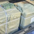 U automobilu pretresom pronađeno 500 biber-sprejova i više toki-vokija