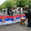 Srbi se 10. Dan okupljaju ispred Opštine u Zvečanu: Nastavlja se miran protest, noć protekla mirno