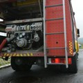 Vatra guta automobil kod Novog Sada: Vatrogasne ekipe na terenu