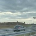 Vozi u kontrasmeru, pa čini još goru stvar! Novi snimak opasne vožnje na Novom Beogradu kruži mrežama (video)