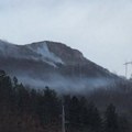 Ogroman požar bukti već satima Gori šuma iznad Priboja; Vetar otežava gašenje vatre (video)