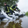 Vatrogasac krenuo da spase zarobljenu porodicu, pa ga odnela bujica! Poplave u Nemačkoj napravile haos, jedna osoba nestala!