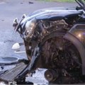 Stravična nezgoda na Autokomandi: Auto sleteo na pešačku stazu i ostao smrskan, povređene vadili vatrogasci