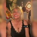 (Video) Tetovaža na ruci i grudi u prvom planu: Ana Divac (57) u transu na Čolinom koncertu: Žena čuvenog košarkaša u…