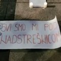 VIDEO Nišlije palile sveće za stradale u Novom Sadu: U srcu natpis "Svi smo mi pod nadstrešnicom"