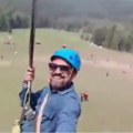 Turista se smeje i snima na zip-lajnu, ni ne zna da se iza njega događa pokolj Jeziv snimak iz Kašmira: "Ubili su muškarce…