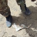 Leži mrtav otvorenih usta, krv mu se sliva niz grudi... Rusi objavili fotografiju kako stoje iznad ubijenog zloglasnog…