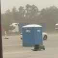 Nevreme oduvalo toalet iz Hrvatske ka Srbiji (VIDEO)