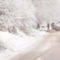 (Foto, video) Širom Srbije iskliznuća, prevrtanja, sletanja s puta Sneg i teški uslovi saobraćaja paralisali pola puteva…