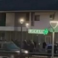 (Video) Međunacionalne tenzije eskalirale opštom tučom na desetine učestvovalo u sukobu nakon uništavanja murala o Vukovaru…