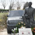 Spomenik oca Mirke Vasiljević u obliku auta: Glumica nikad nije upoznala tatu Mirka: "Bio je holivudski lepotan"