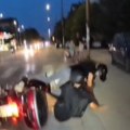 Udario inspektorku i njenog muža, pa pobegao! Teška nesreća u Leskovcu: Stali da propuste čoveka sa decom, "fiat" prešao na…