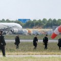 (Foto) Pokušaj terorističkog napada u Lajpcigu: Vozač aerodromskog autobusa šutnuo dron sa eksplozivom