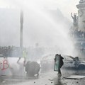Нове тензије у центру Париза: Полиција употребила сузавац, припремила и водени топ, Макрон се вечерас обраћа јавности