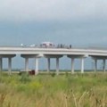 Drama u Batajnici: Muškarac stoji na mostu i preti da će da skoči na prugu (video)