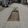 Stanovnici Kajmakčalanske ulice u Vranju pitaju kad će najzad da im asfaltiraju trotoar i zašto menjaju cevi koje su…