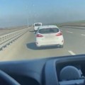 Divljaštvo! Šok snimak na putu kod Borče: Bahati vozač vozi cik-cak, drugi ga snima, a vozi preko 100 na sat (video)